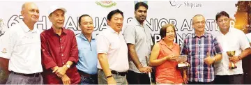  ??  ?? HATTRICK OF TITLE ... Poh (3rd right) poses with Bandusena(from right), Rozman, Pravin, Arthur, Joak, Mohd Kulat and Ranjit after the prize presentati­on.