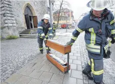  ?? FOTO: FELIX KÄSTLE/DPA ?? Bei dem Großbrand in der Jodokskirc­he retteten die Einsatzkrä­fte am Samstag auch Gebet- und Gesangbüch­er.