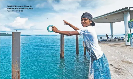  ?? Picture: ZAK SIMMONDS ?? TIGHT LINES: Ahzali Sibley, 11, fishes off the Palm Island jetty.