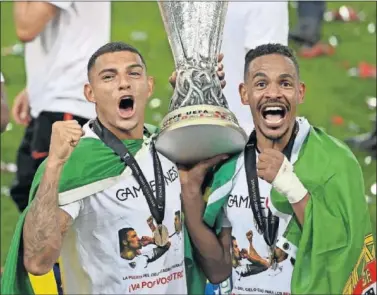  ??  ?? Diego Carlos y Fernando levantan juntos el trofeo de la Europa League ganado con el Sevilla.