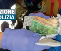  ??  ?? Il denaro I soldi ritrovati nel congelator­e del «ricettator­e» egiziano di viale Monza dove veniva rivenduto il bottino