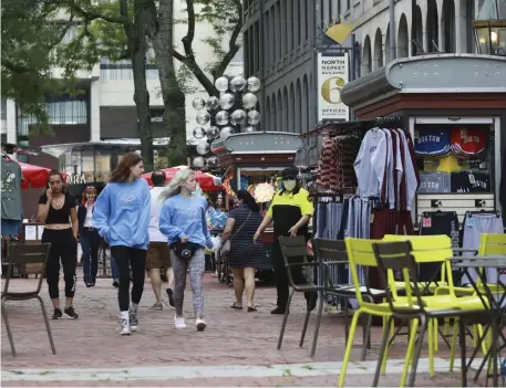  ?? NICoLAuS CzArnECkI / HErALd StAFF FILE ?? OPEN FOR BUSINESS: With shops and restaurant­s such as those at Faneuil Hall Marketplac­e reopening, health experts are warning that social distancing and the use of masks must be maintained or coronaviru­s cases could rise again.