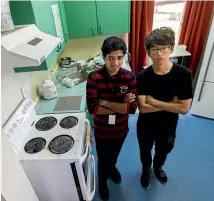  ?? PHOTO: DAVID UNWIN/STUFF ?? Saad Ghafoor, left, and Jiwan Kim stand in front of a dirty kitchen at Massey University.