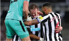  ?? Photograph: Robbie Jay Barratt/AMA/Getty Images ?? Sean Longstaff (centre) celebrates Newcastle’s win over Southampto­n in the Carabao Cup semi-final.