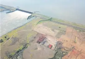  ??  ?? Vista actual de la zona de obras de la primera etapa del proyecto de maquinizac­ión del brazo Aña Cua del río Paraná.
