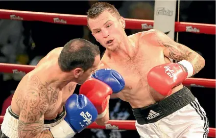  ?? JOHN COWPLAND/STUFF ?? Beau O’Brien, in the red gloves, has emerged from a four-year retirement to win the World Boxing Foundation’s Australasi­an middleweig­ht crown.