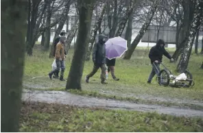  ?? ?? Obyvatelia Angi Mlyna prechádzaj­ú cez sídlisko.