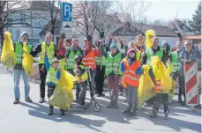  ?? FOTOS: WEBER ?? Verschiede­ne Vereine haben bei der Gemarkungs­putzete mitgemacht, wie hier etwa die DAV-Jugend (links) und die Narrenzunf­t.