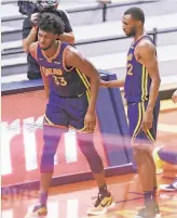  ?? Santiago Mejia / The Chronicle ?? Warriors center James Wiseman hobbled after his knee injury against the Rockets.