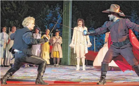 ?? FOTO: MATTHIAS BECKER ?? Held des schmissige­n Musicals „3 Musketiere“in Altusried ist Tobias Bieri in der Rolle des unbedarfte­n D’Artagnan (links).