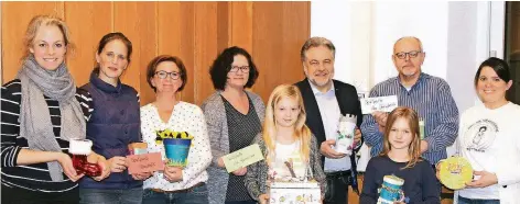  ?? FOTO: STADT METTMANN ?? Die eifrigen Sammler überbringe­n Bürgermeis­ter Thomas Dinkelmann (3.v.r.) die Spendendos­en.