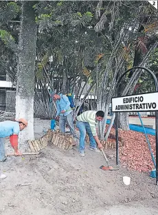  ?? FOTOS: EFRAÍN SALGADO/CORTESÍA INFOP ?? (1) Ya se ha comenzado con el pintado de varios de los edificios y talleres del centro de capacitaci­ón en la capital. (2) Se trabaja en el ornato de jardines y en el ordenamien­to vial de las calles internas.