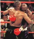  ?? FOTO: IMAGO ?? Sportgesch­ichte, weniger erbaulich: Tyson beißt Holyfield ein Stück vom Ohr ab.