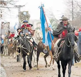  ?? LAVOZ ?? DESFILE GAUCHO. Un desfile a caballo, por la patria y por la Virgen.