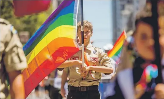  ?? NOAH BERGER / REUTERS ?? Orgullo. El boy scout Casey Chambers llevando la bandera
arco iris en el festival del Orgullo Gay de San Francisco
en junio del año pasado