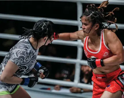  ?? ONE Championsh­ip photo ?? NEUTRAL TERRITORY. Gina Iniong of Team Lakay trades punches with jenny Huang during their recent match. Inions is set to face undefeated Malaysin Jihin Radzuan tonight (February 16) at the Impact Arena in Bangkok, Thailand at ONE: Clash of Legends tonight.