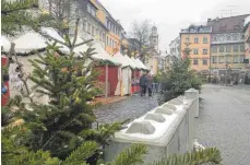  ?? FOTO: RUTH AUCHTER ?? Jede Menge Betonklötz­e bilden, wie hier in der Bachstraße, eine Schutzwand rund um den Ravensburg­er Christkind­lesmarkt.