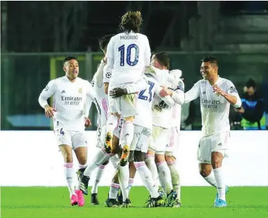 ?? AP ?? Los jugadores del Real Madrid celebran el gol de Mendy