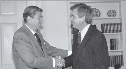  ?? BA R RY T H U MMA / T H E A S S O C I AT E D P R E S S F I L E S ?? Former U. S. president Ronald Reagan bids farewell in 1985 to Jerry Parr, the Secret Service agent he credited with saving his life during an assassinat­ion attempt in 1981.