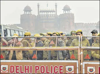  ?? PTI ?? Police personnel stand guard at the Citizenshi­p (Amendment) Act protest at Red Fort on Thursday.