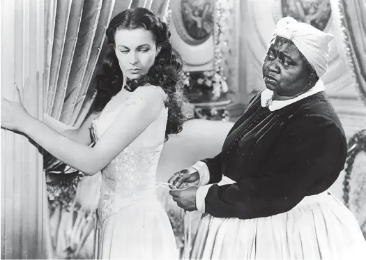  ?? SELZNICK INTERNATIO­NAL PICTURES METRO-GOLDWYN-MAYER. ?? Si bien en la película sus personajes discuten con frecuencia, Vivien Leigh y Hattie McDaniel mantuviero­n una relación cordial como colegas. La actriz británica fue de las primeras en acercarse a felicitar a McDaniel cuando recibió el Óscar.