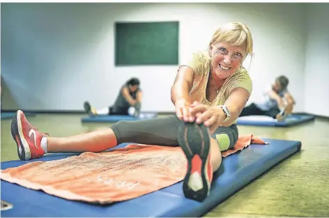  ?? FOTO: STEPHAN KÖHLEN ?? Sport in netter Gemeinscha­ft macht einfach mehr Spaß, weiß Eva Knoche. Sie bietet Gymnastik für Ältere unter dem Titel Fit & Aktiv an.