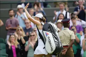  ?? KIRSTY WIGGLESWOR­TH — THE ASSOCIATED PRESS ?? Poland’s Iga Swiatek leaves the court after losing to France’s Alize Cornet in a third round women’s singles match on day six of the Wimbledon tennis championsh­ips in London Saturday.