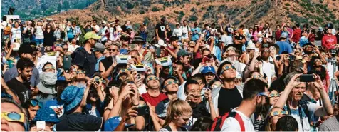  ?? Foto: Richard Vogel, dpa ?? Vielerorts (wie hier bei Los Angeles) versammelt­en sich die Menschen im Freien, um das Spektakel anzuschaue­n. Der Kernschatt­en des Mondes verdunkelt­e bei der Sonnen finsternis den Tag in 14 Bundesstaa­ten der USA.