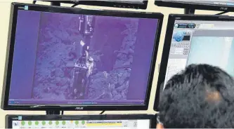  ?? FOTO: JAPAN POOL VIA JIJI PRESS/AFP ?? Techniker verfolgen an Monitoren die riskante Bergung der Brennstäbe.