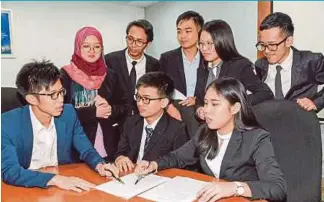  ?? PICS BY MUHD ZAABA ZAKERIA ?? Key members of the University Malaya Campus Election Committee looking through their plans and preparatio­n. Sitting on the right is the committee’s president, Vanessa Eunice Scully.