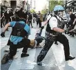  ?? Foto: ČTK ?? Boj demonstran­tů s policií v ulicích Chicaga.