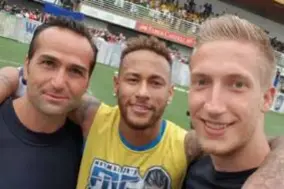  ?? FOTO RR ?? De selfie van Jiri Bergs (rechts) en Altan Cayir met Neymar.