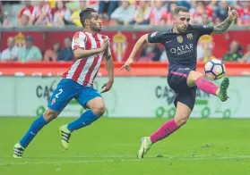  ?? FOTO: MONTILLA ?? Douglas Pereira El último partido que ha jugado con el Sporting fue ante el Barça