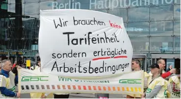  ?? Foto: Rainer Jensen, dpa ?? Deutschlan­ds Tariflands­chaft ist ein Flickentep­pich. Das heißt, dass innerhalb eines Konzerns oft verschiede­ne Gewerkscha­ften – so wie die Gewerkscha­ft der Lokführer – für die Interessen ihrer Mitglieder kämpfen.