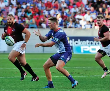  ??  ?? QUICK HANDS: Stormers flyhalf Robert du Preez gets his backline moving against the Kings.