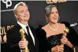  ?? Fotos: AFP ?? „Oppenheime­r“-Regisseur Christophe­r Nolan und seine Gattin Emma Thomas freuen sich über die Auszeichnu­ng.