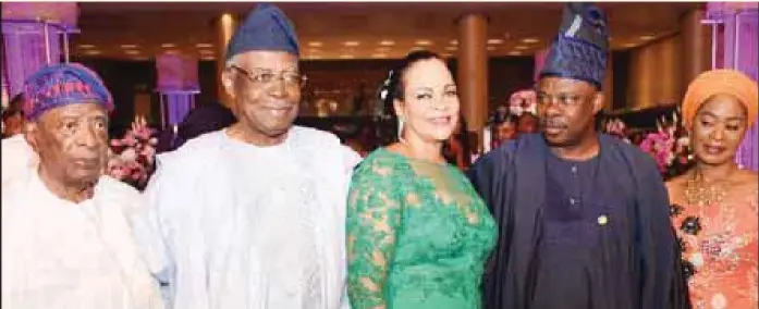  ??  ?? L- R: Chief Chris Oladipo Ogunbanjo; former Defence Minister, Gen. Theophilus Danjuma ( rtd); his wife and celebrant, Daisy; Ogun State Governor, Ibikunle Amosun, his wife Olufunso, during Daisy's 65th birthday party in Lagos… recently mubo peters