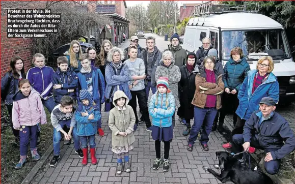  ??  ?? Protest in der Idylle: Die Bewohner des Wohnprojek­tes Brachvogel­weg fürchten, dass es durch die Autos der KitaEltern zum Verkehrsch­aos in der Sackgasse kommt.