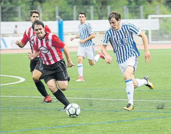  ?? FOTO: UNCITI ?? Imparable Jon Bautista, en pleno esfuerzo, en la jugada que terminó con el balón dentro de las mallas poniendo el 0-5 en el marcador