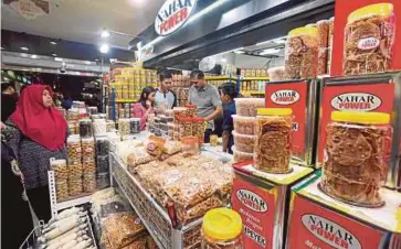  ??  ?? BISKUT raya moden dan tradisiona­l yang mendapat sambutan menjelang hari raya di premis Nahar Power di Angsana Mall Johor Bahru.