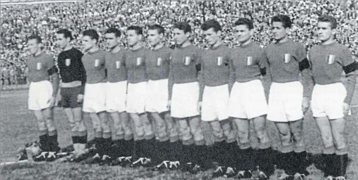  ??  ?? El Grande Torino, la legendaria ‘squadra’ que dominó en el fútbol italiano antes y después de que se interrumpi­era la Serie A por la Segunda Guerra Mundial; el mítico equipo desapareci­ó en la tragedia aérea de Superga en 1949
