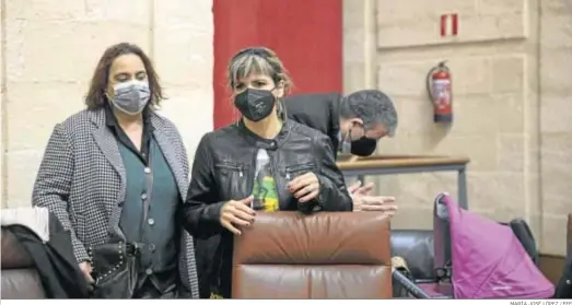  ?? MARÍA JOSÉ LÓPEZ / EFE ?? Ángela Aguilera y Teresa Rodríguez, ayer en el Parlamento, junto con Ignacio Molina, con la hija de Rodríguez en el salón de Plenos.