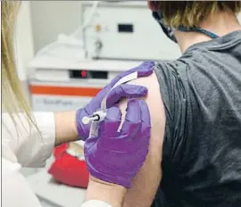  ?? HANS PENNINK / AP ?? Primera injecció de l’assaig de la vacuna de Pfizer al maig als EUA