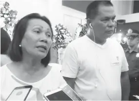  ?? MIRIAM G. DESACADA ?? Parents of PO1 Wendell Moromor, one of the six policemen killed in the “misencount­er” in Samar with soldiers, talk to the media about their disappoint­ment over President Duterte’s statement that neither the police nor the military have to be blamed...