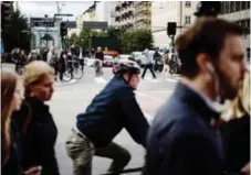  ??  ?? TRÅNGT. Cyklister väntar på grönt ljus vid Skanstull.