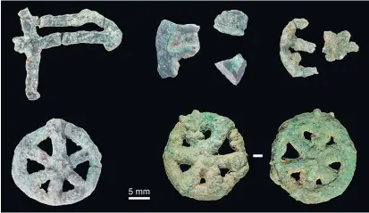 ??  ?? Einige der in Mehrgarh (Belutschis­tan) gefundenen Artefakte, darunter das aus Kupfer gegossene Amulett (rechts unten). Modernste Technik half, das uralte Herstellun­gsverfahre­n zu rekonstrui­eren.