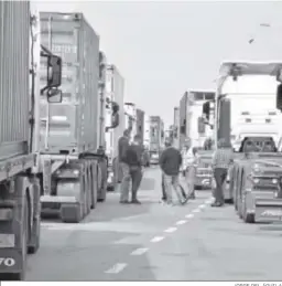  ?? JORGE DEL ÁGUILA ?? Varios camioneros, a la entrada del puerto de Algeciras.