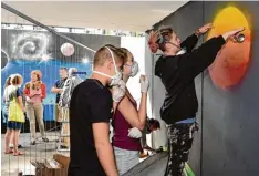  ?? Fotos: Thorsten Jordan ?? Montessori­schüler haben die Unterführu­ng im Kauferinge­r Bahnhof mit Graffiti verschöner­t. Unsere Fotos zeigen (Foto links) Vin  cent Haack sowie (Foto rechts) Luca Motz, Jasmin Wagner und Vincent Haack (von links).