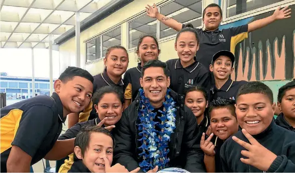  ?? ALAN APTED ?? Kiwi and Vodafone Warriors captain Roger Tuivasa-Sheck had pupils at his old Mayfield Primary School all excited when he dropped by last Tuesday.