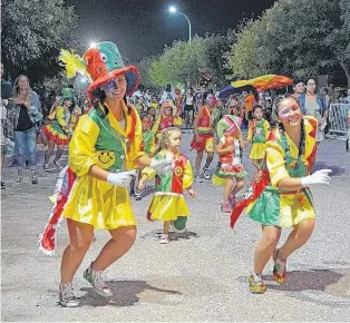  ??  ?? Un show al que no le falta nada: chicas hermosas, producción y mucho baile.